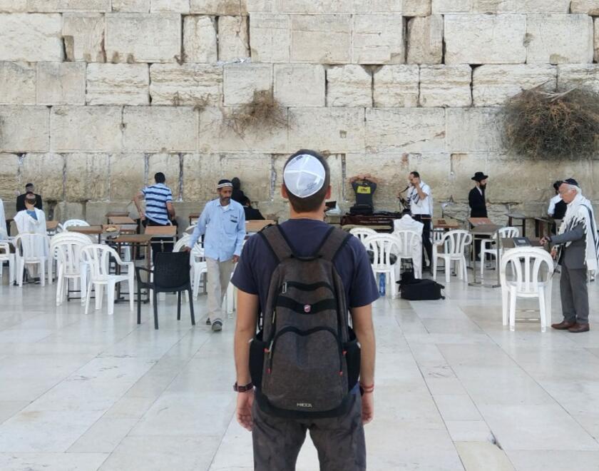 A young student touring the West Wall