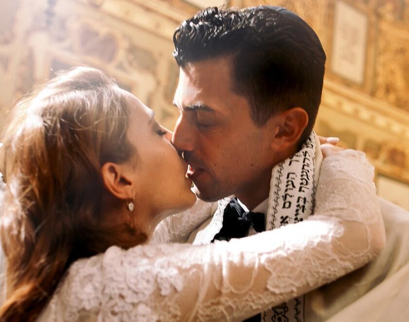 Jewish couple wed in a synagogue