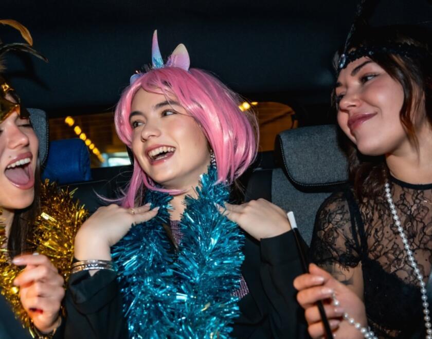 Young Jewish women in costumes