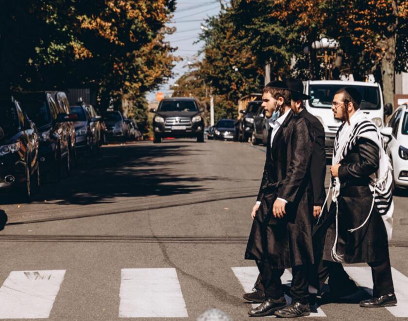 Orthodox Jews crossing Abby road