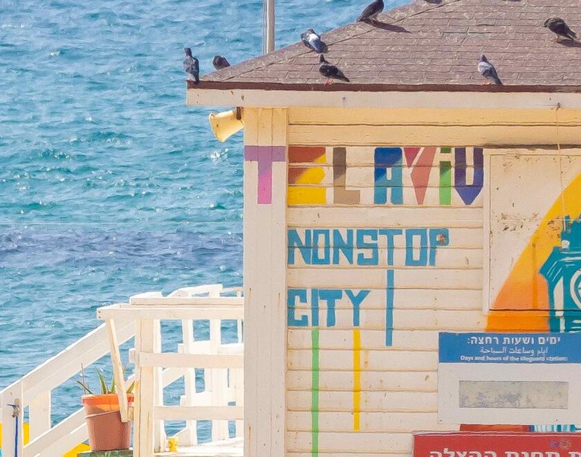 Sign in English, Tel-Aviv beach